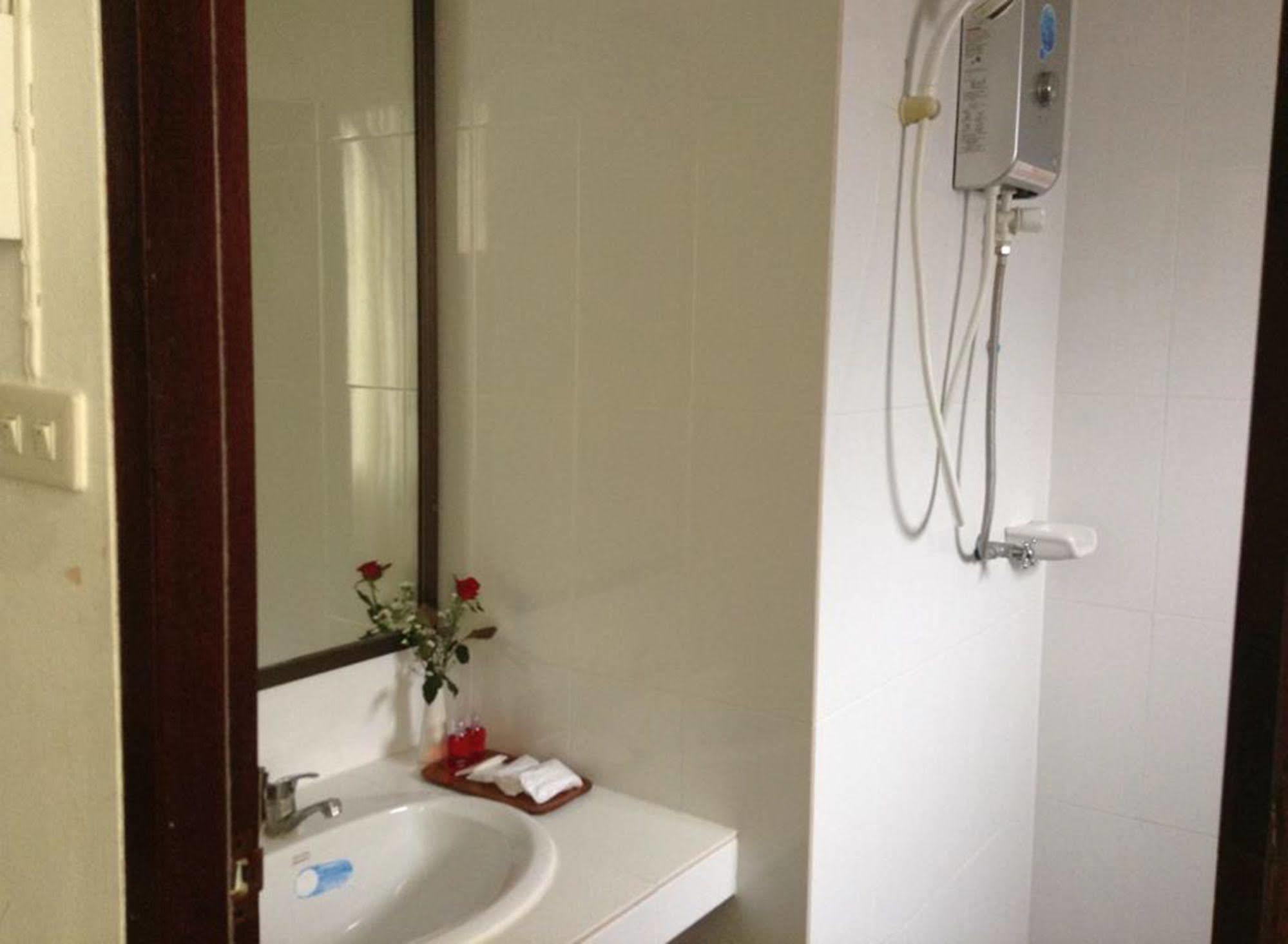Vipa House Hotell Chiang Mai Exteriör bild