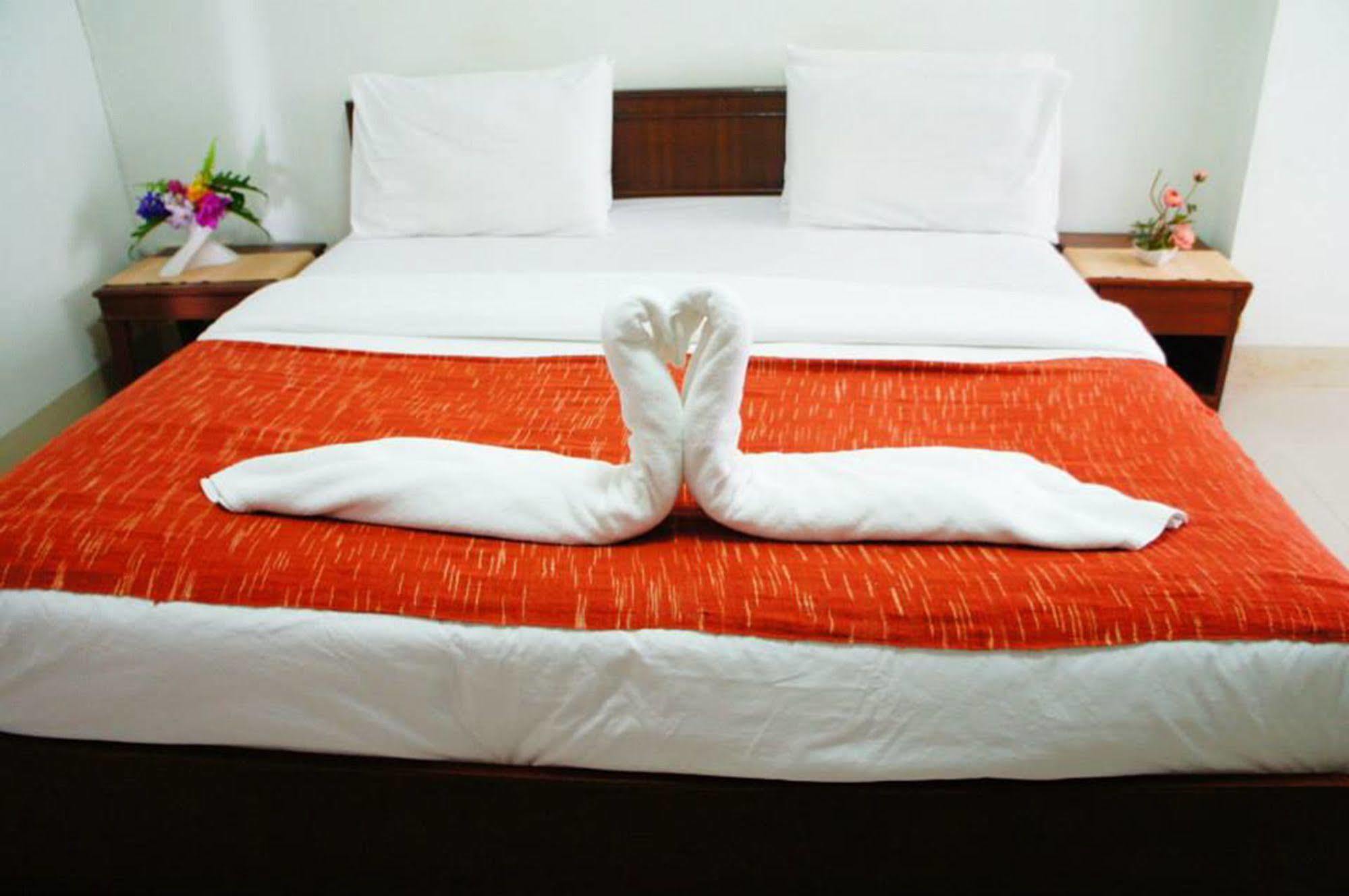 Vipa House Hotell Chiang Mai Exteriör bild