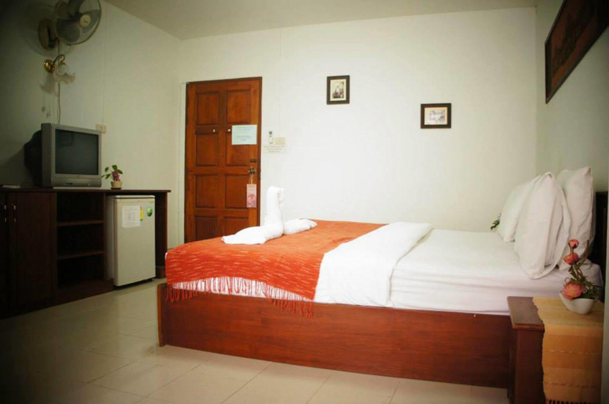 Vipa House Hotell Chiang Mai Exteriör bild