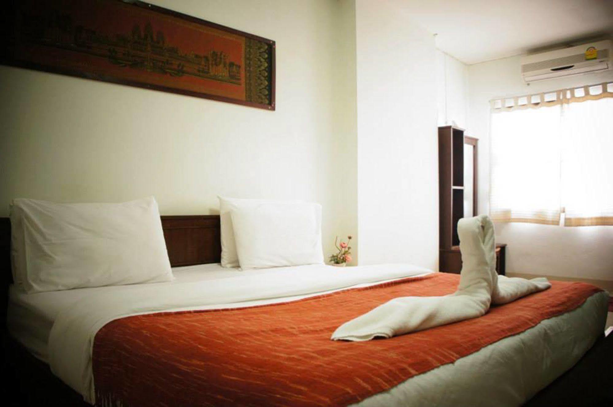 Vipa House Hotell Chiang Mai Exteriör bild