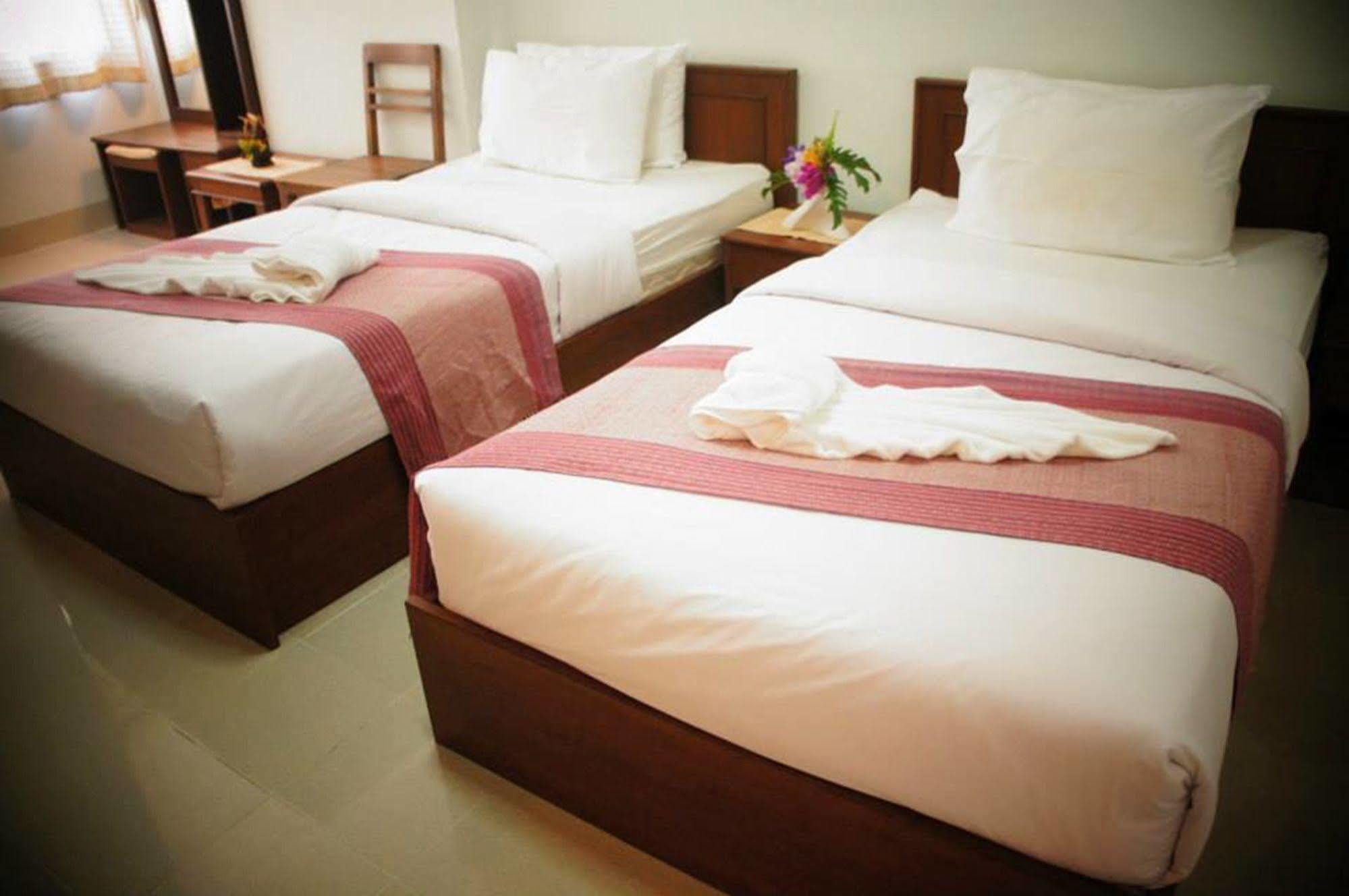 Vipa House Hotell Chiang Mai Exteriör bild